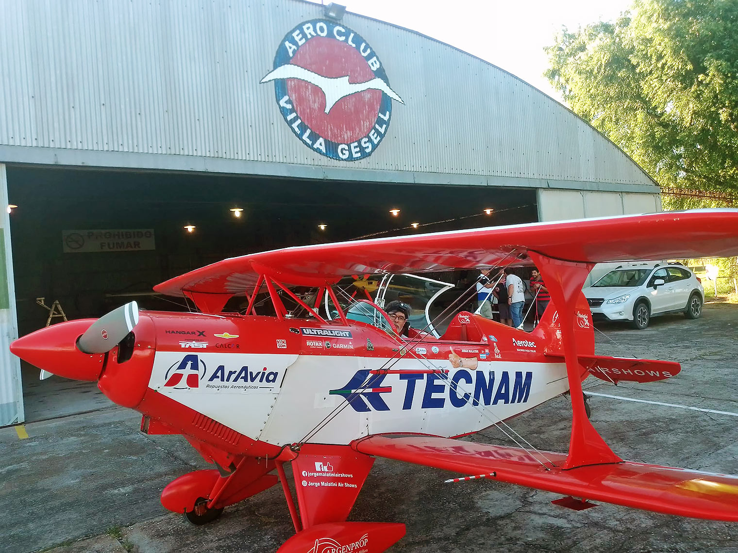 Sebastián Musso a bordo de avión rojo de doble ala.