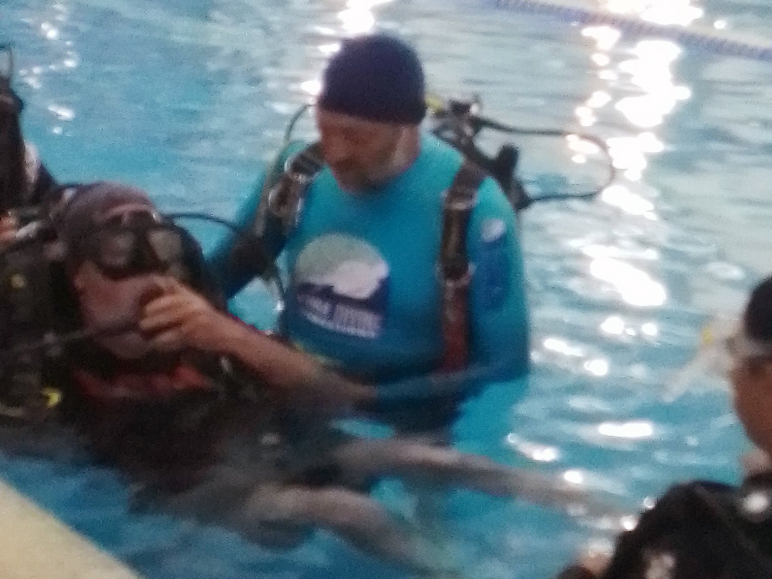 Sebastián Musso en una gran pileta, equipado con respirador y traje de buzo.