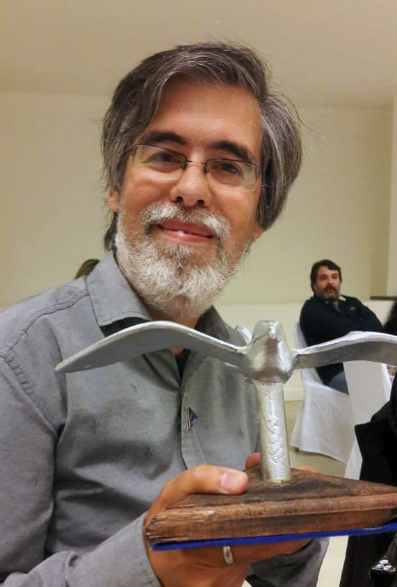 Sebastián Musso sosteniendo el premio Gaviota.