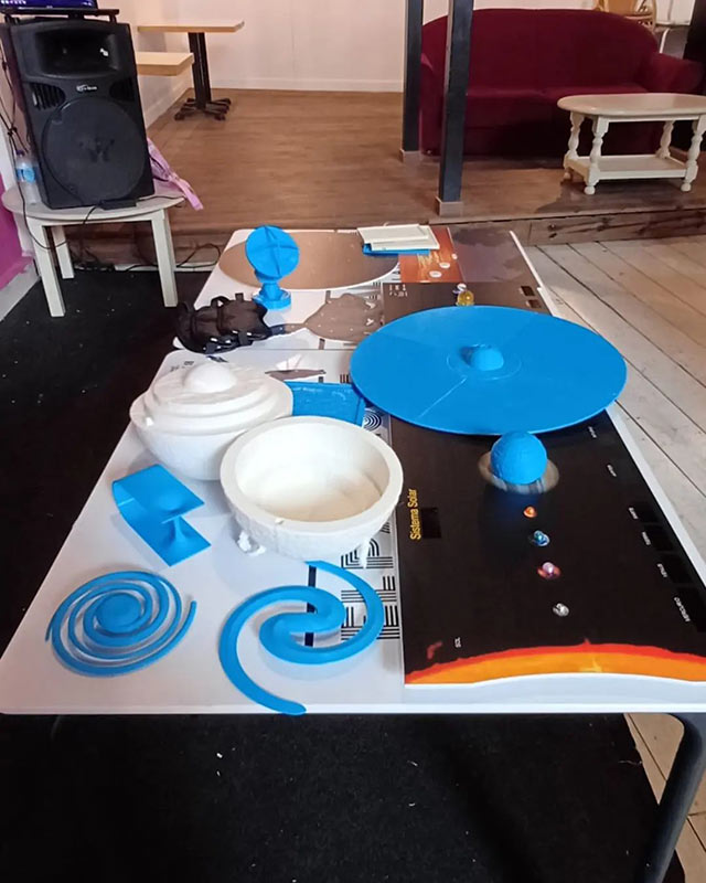 Varios modelos 3D sobre una mesa.