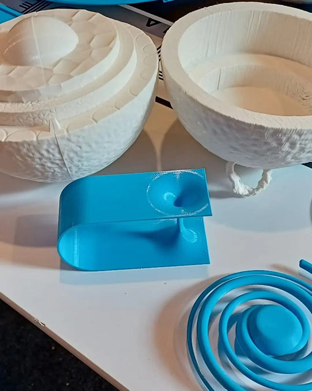 Primer plano de tres modelos impresos en 3D.